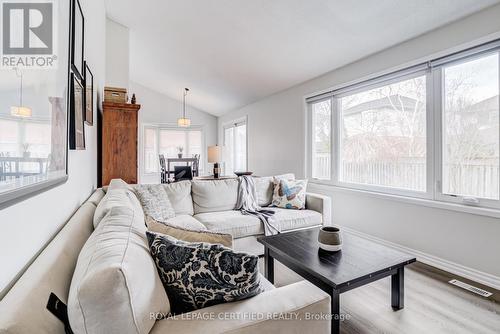 2197 Oakridge Crescent, Burlington, ON - Indoor Photo Showing Living Room