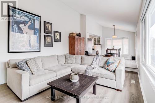 2197 Oakridge Crescent, Burlington, ON - Indoor Photo Showing Living Room