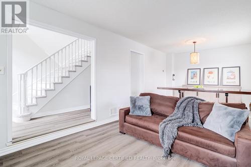 2197 Oakridge Crescent, Burlington, ON - Indoor Photo Showing Living Room