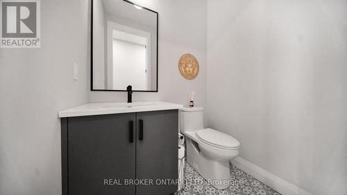 68 Locky Lane, Middlesex Centre, ON - Indoor Photo Showing Bathroom