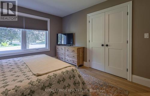 884 Eagle Drive, Burlington, ON - Indoor Photo Showing Bedroom