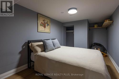 884 Eagle Drive, Burlington, ON - Indoor Photo Showing Bedroom