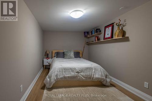 884 Eagle Drive, Burlington, ON - Indoor Photo Showing Bedroom