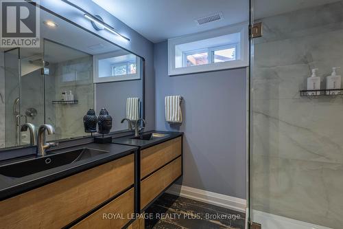 884 Eagle Drive, Burlington, ON - Indoor Photo Showing Bathroom