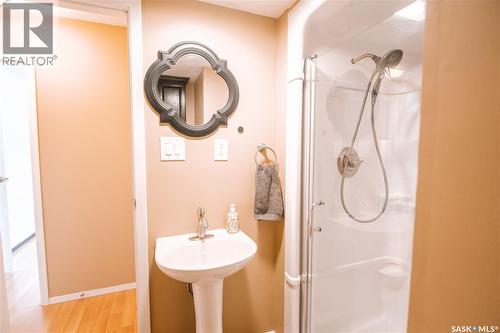 203 Paynter Crescent, Regina, SK - Indoor Photo Showing Bathroom