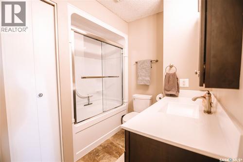 203 Paynter Crescent, Regina, SK - Indoor Photo Showing Bathroom