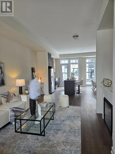 39 Credit Lane, Richmond Hill, ON - Indoor Photo Showing Living Room