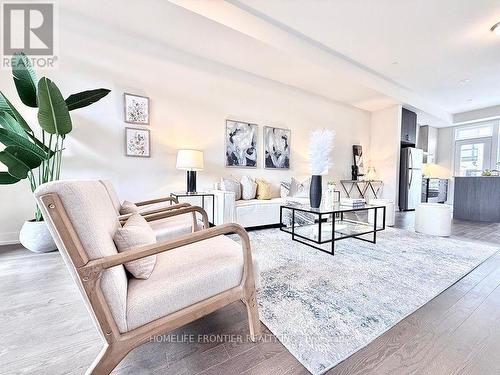 39 Credit Lane, Richmond Hill, ON - Indoor Photo Showing Living Room