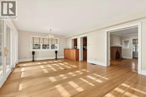 3196 Lakeshore Road, Burlington, ON - Indoor Photo Showing Living Room