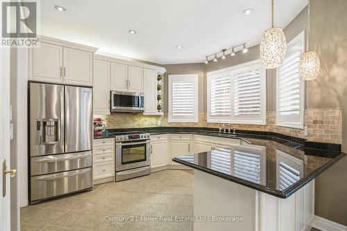 140 Dellgrove Circle, Cambridge, ON - Indoor Photo Showing Kitchen With Upgraded Kitchen