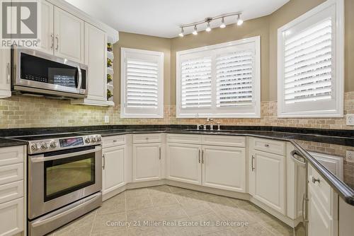 140 Dellgrove Circle, Cambridge, ON - Indoor Photo Showing Kitchen