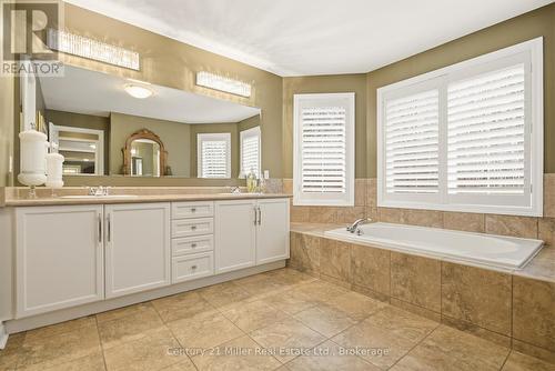 140 Dellgrove Circle, Cambridge, ON - Indoor Photo Showing Bathroom