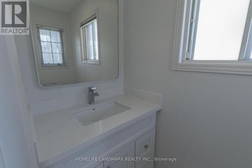 2453 Strathmore Crescent, Mississauga, ON - Indoor Photo Showing Bathroom