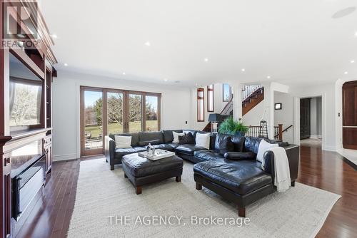 2659 2 Sideroad, Burlington, ON - Indoor Photo Showing Living Room