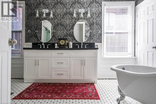 122 East Avenue S, Hamilton, ON - Indoor Photo Showing Bathroom