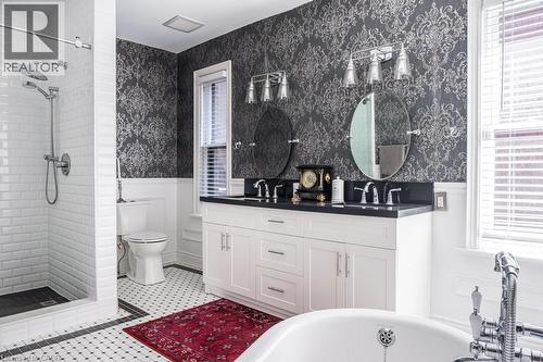 122 East Avenue S, Hamilton, ON - Indoor Photo Showing Bathroom