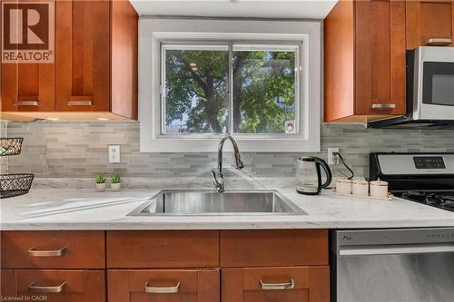18 Riverdale Drive, Hamilton, ON - Indoor Photo Showing Kitchen