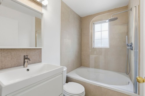 Bathroom - 4373 Av. Coloniale, Montréal (Le Plateau-Mont-Royal), QC - Indoor Photo Showing Bathroom