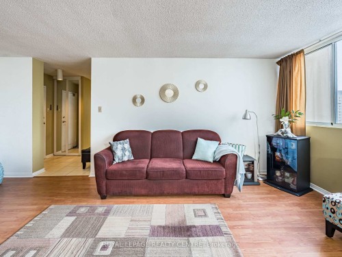 1604-3590 Kaneff Crescent W, Mississauga, ON - Indoor Photo Showing Living Room