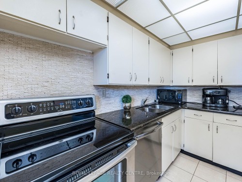 1604-3590 Kaneff Crescent W, Mississauga, ON - Indoor Photo Showing Kitchen With Double Sink