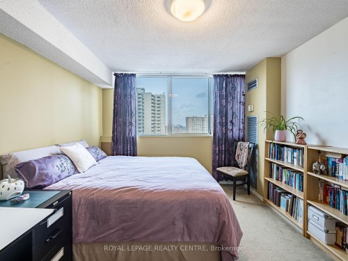1604-3590 Kaneff Crescent W, Mississauga, ON - Indoor Photo Showing Bedroom