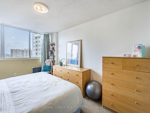 1604-3590 Kaneff Crescent W, Mississauga, ON - Indoor Photo Showing Bedroom