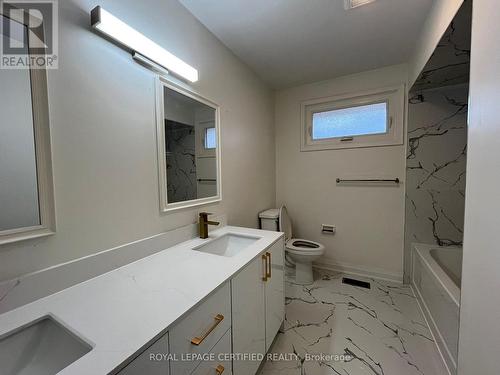 617 West 5Th Street, Hamilton, ON - Indoor Photo Showing Bathroom