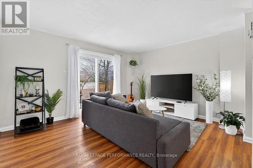 42 Compata Way, Ottawa, ON - Indoor Photo Showing Living Room