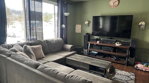 1383 Needles Crescent, Elkford, BC - Indoor Photo Showing Living Room