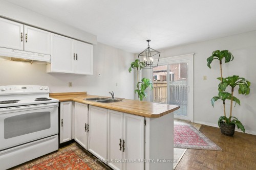 156 Macedonia Crescent, Mississauga, ON - Indoor Photo Showing Kitchen With Double Sink