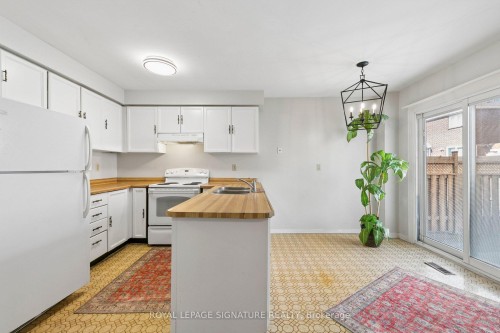 156 Macedonia Crescent, Mississauga, ON - Indoor Photo Showing Kitchen With Double Sink