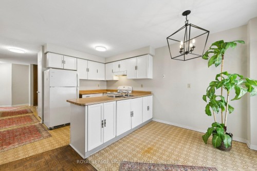 156 Macedonia Crescent, Mississauga, ON - Indoor Photo Showing Kitchen