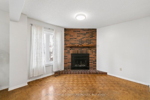 156 Macedonia Crescent, Mississauga, ON - Indoor Photo Showing Living Room With Fireplace