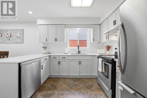 199 Bush Clover Crescent, Kitchener, ON - Indoor Photo Showing Kitchen With Upgraded Kitchen