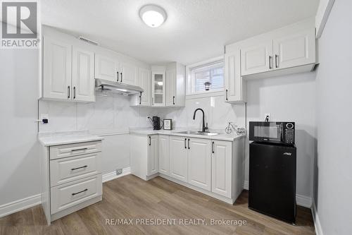 199 Bush Clover Crescent, Kitchener, ON - Indoor Photo Showing Kitchen