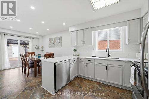199 Bush Clover Crescent, Kitchener, ON - Indoor Photo Showing Kitchen With Upgraded Kitchen