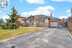 42 EVERGREEN AVENUE  Hamilton, ON L8G 3T3