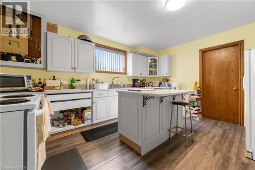 9 Valley Road, St. Catharines, ON - Indoor Photo Showing Kitchen With Double Sink