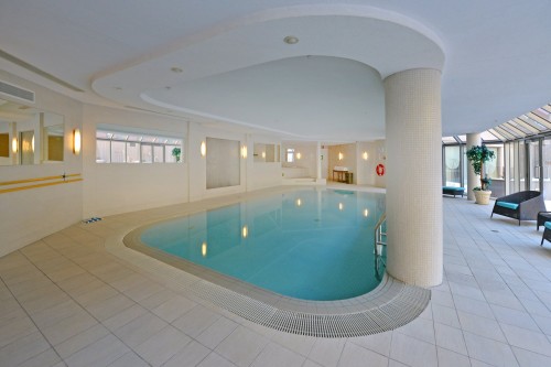 Piscine - 303-2000 Rue Drummond, Montréal (Ville-Marie), QC - Indoor Photo Showing Other Room With In Ground Pool