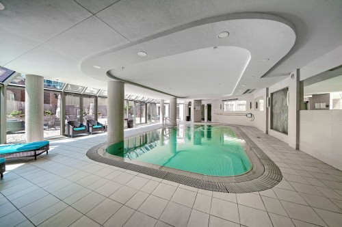 Piscine - 303-2000 Rue Drummond, Montréal (Ville-Marie), QC - Indoor Photo Showing Other Room With In Ground Pool