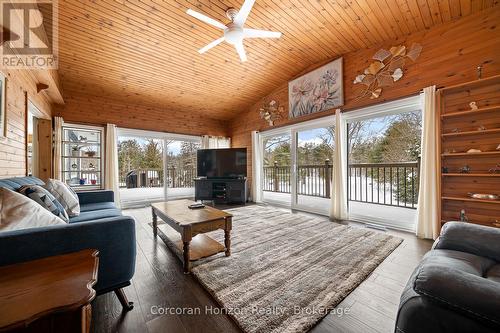 3000 Whelan Way, Ramara, ON - Indoor Photo Showing Living Room