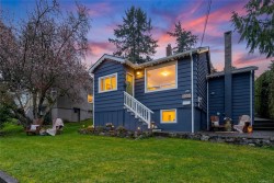 1103 Lockley Rd  Esquimalt, BC V9A 4S4