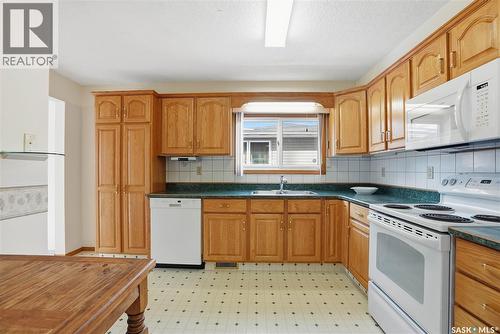 414 Preston Avenue S, Saskatoon, SK - Indoor Photo Showing Kitchen With Double Sink