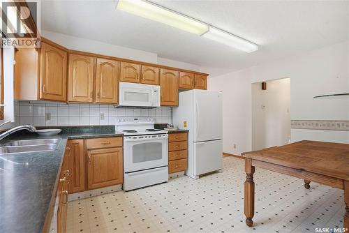 414 Preston Avenue S, Saskatoon, SK - Indoor Photo Showing Kitchen With Double Sink