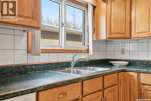 414 Preston Avenue S, Saskatoon, SK - Indoor Photo Showing Kitchen With Double Sink