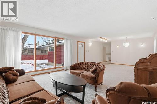 414 Preston Avenue S, Saskatoon, SK - Indoor Photo Showing Living Room