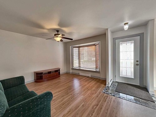 Salon - 209A Rue St-Jacques, Saint-Jacques, QC - Indoor