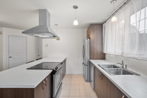 Cuisine - 1-7140 Rue De Lanivet, Brossard, QC - Indoor Photo Showing Kitchen With Double Sink