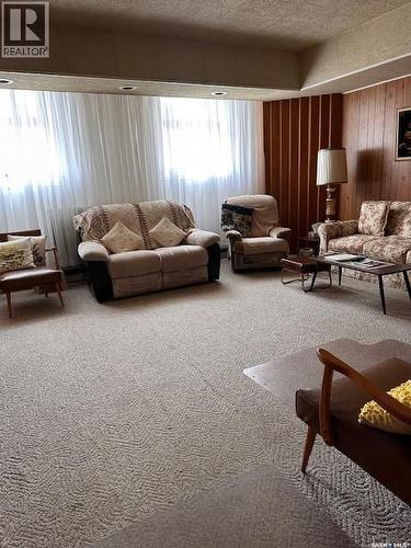 401 1St Avenue, Ponteix, SK 