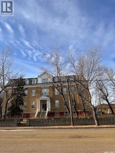 401 1St Avenue, Ponteix, SK 